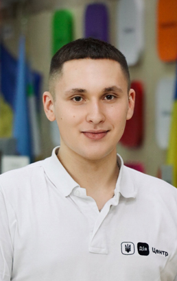 Молодий чоловік із темним волоссям, легко усміхається, у футболці 